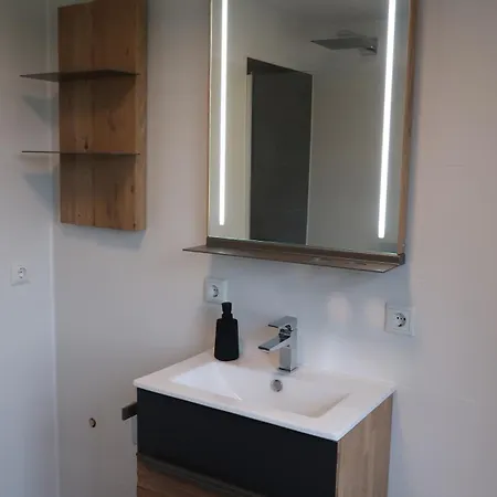 Bergidylle- Saniert Und Hochwertig Mit Massivholzmoebeln, Sonnenterrasse In Der Natur, Fussgaengig Ins Zentrum