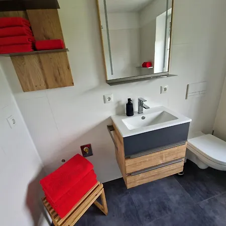 Bergidylle- Saniert Und Hochwertig Mit Massivholzmoebeln, Sonnenterrasse In Der Natur, Fussgaengig Ins Zentrum